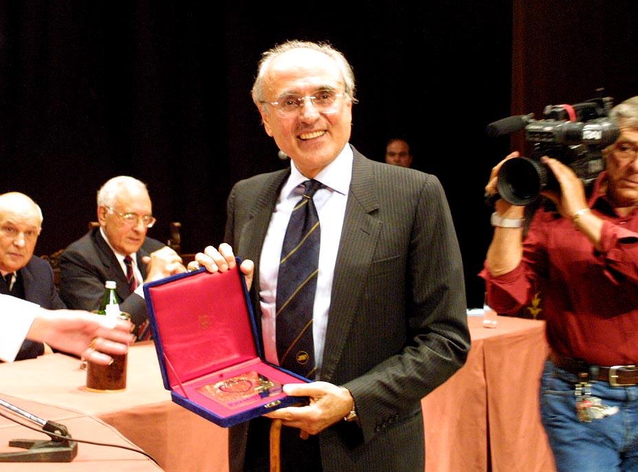 
	Lucio Villari nel 2001 vincitore del Premio Estense

