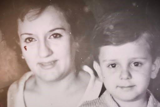 
	Mezzetti con la mamma in una foto pubblicata su Facebook

