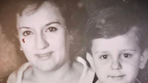 Mezzetti con la mamma in una foto pubblicata su Facebook