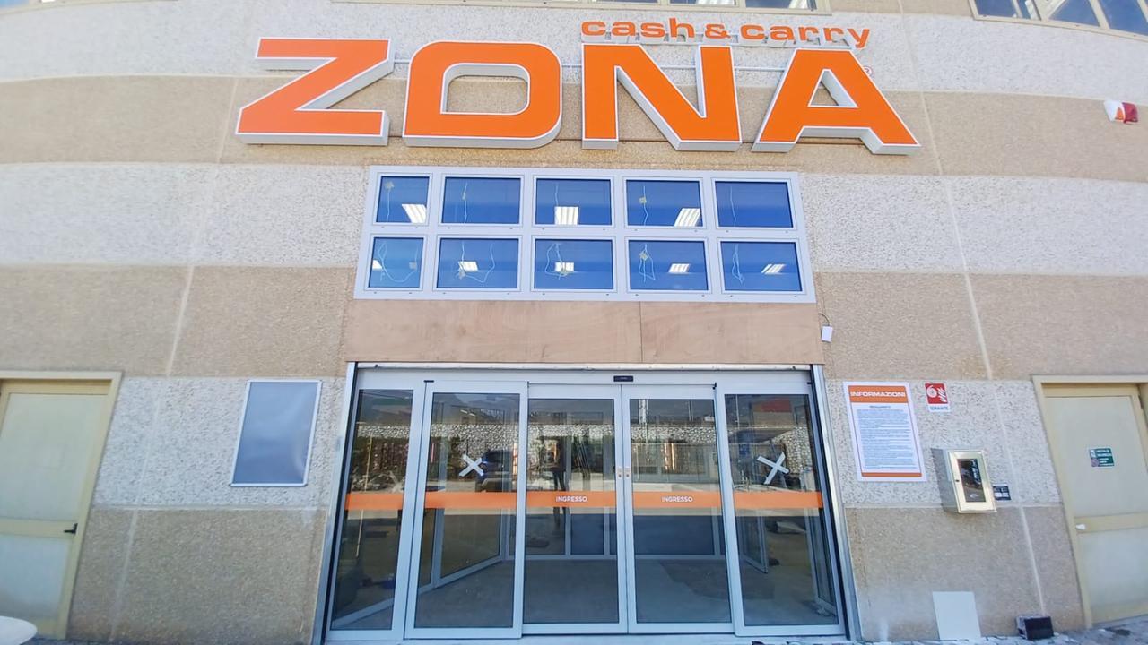 
	L'esterno del nuovo punto vendita Zona

