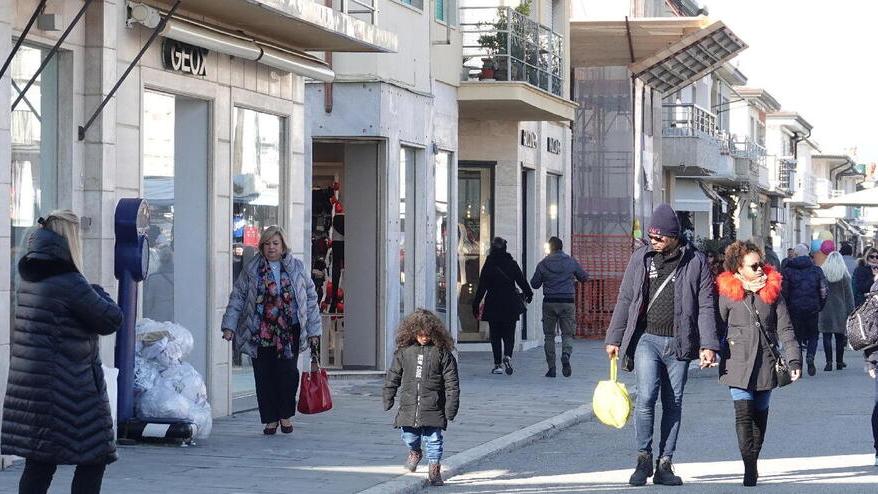 Negozi sulla Passeggiata di Viareggio (foto di archivio)
