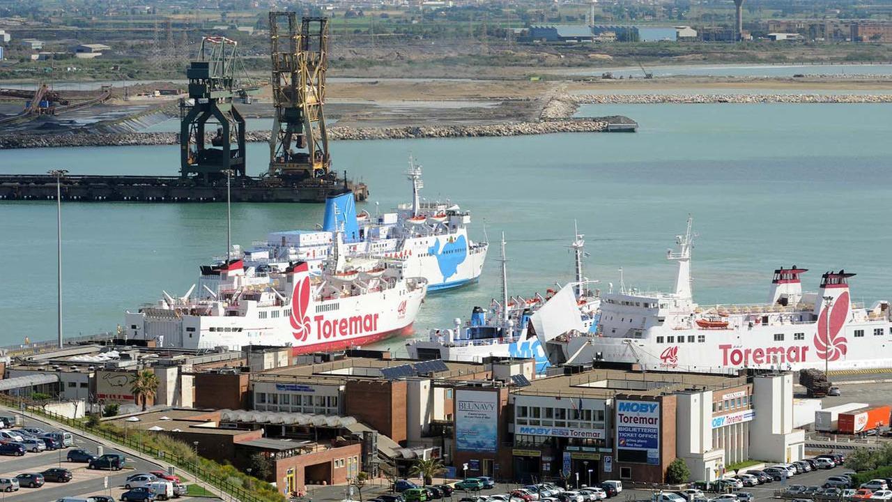 Una parte dello scalo piombinese (foto Paolo Barlettani, 2015)