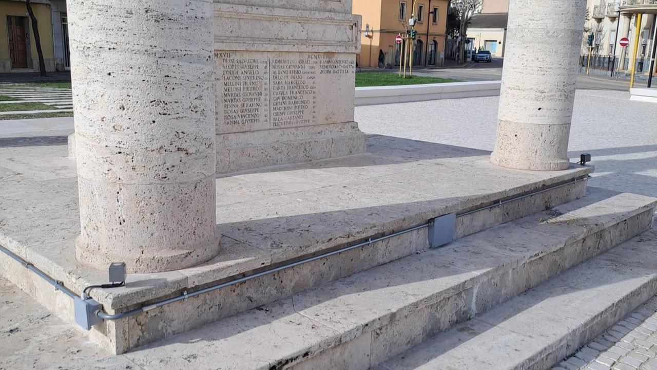 Tubi di plastica rovinano il monumento ai Caduti in piazza Mariano