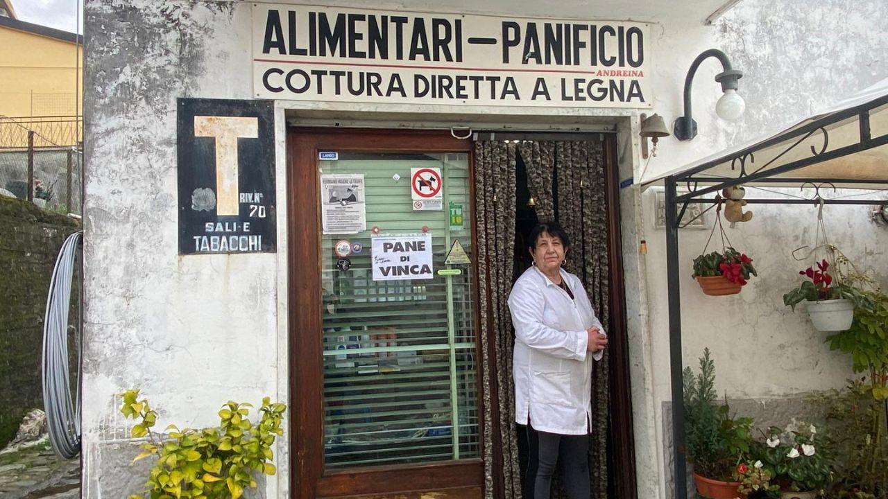 Andreina di fronte alla sua bottega