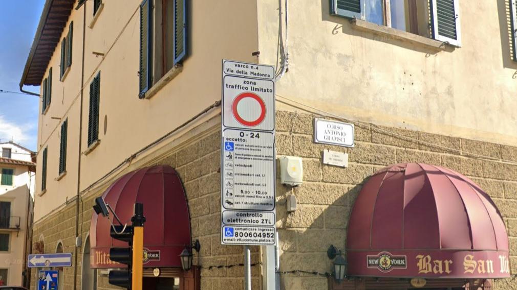 Il cartello al varco di via della Madonna prima del luglio 2023
