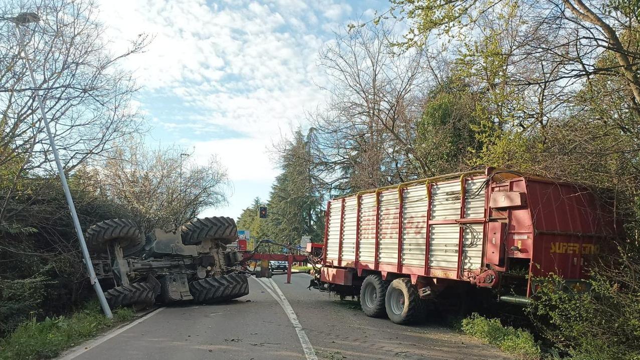 Albinea, trattore con rimorchio si rovescia sulla provinciale 37: traffico bloccato