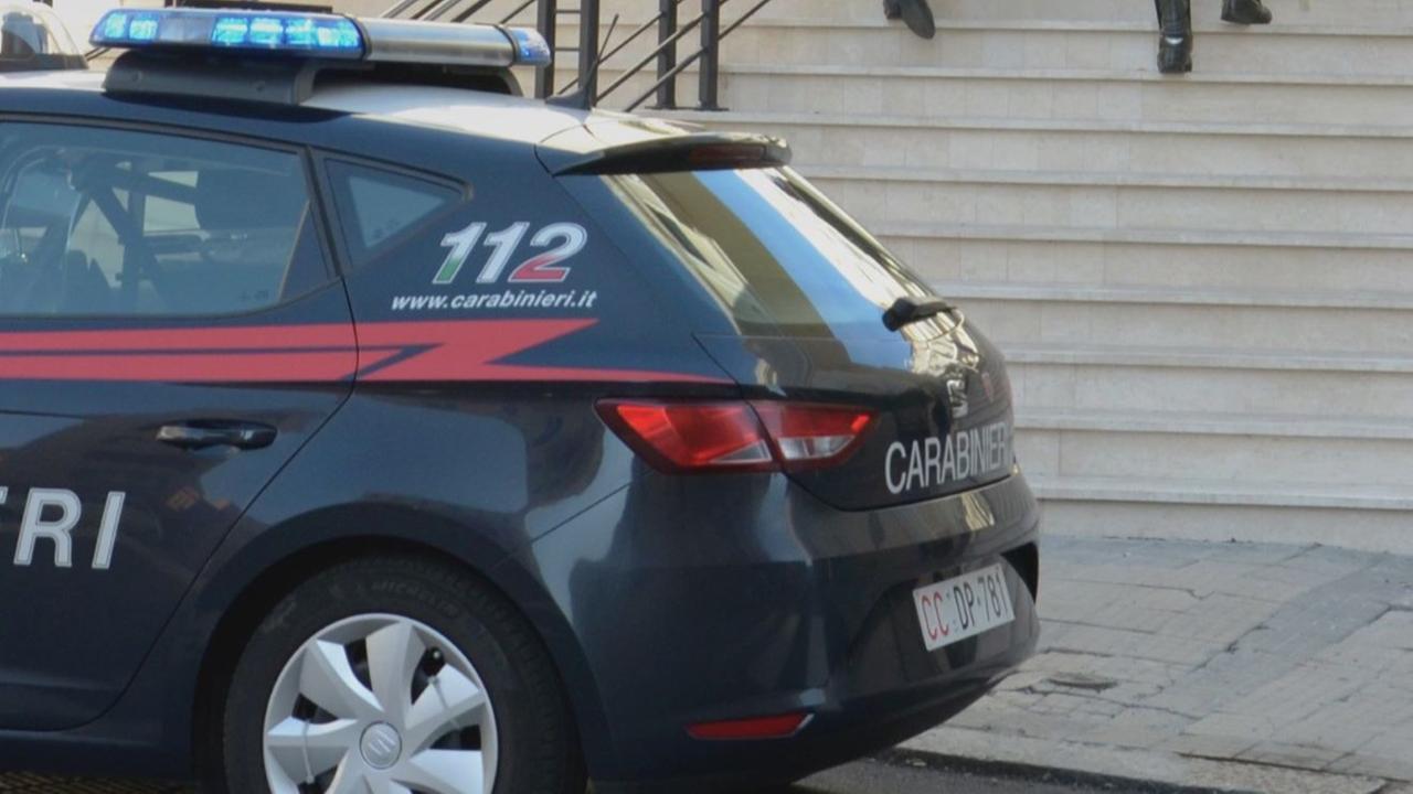 Gira tra le vie del paese ma era agli arresti domiciliari: la scoperta dei carabinieri e l’arresto