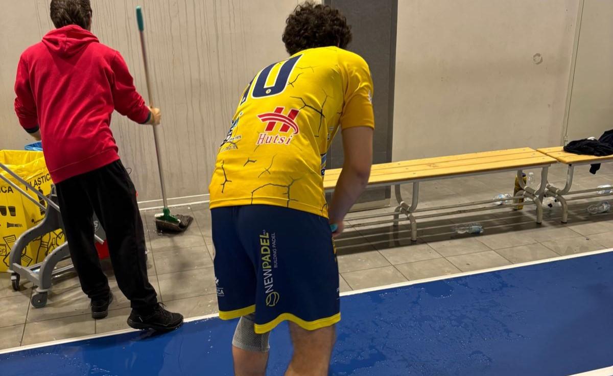 
	I giocatori asciugano il campo

