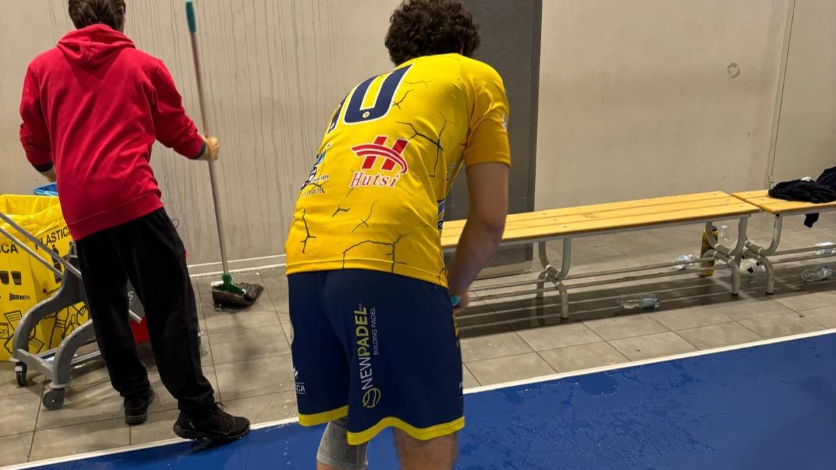 I giocatori asciugano il campo