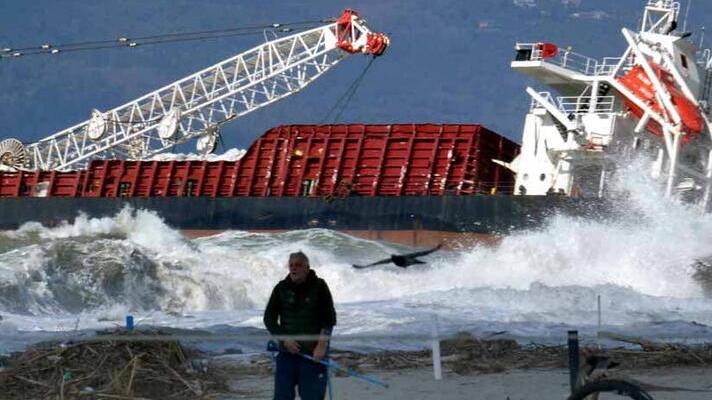 La nave a Marina di Massa (foto Cuffaro)