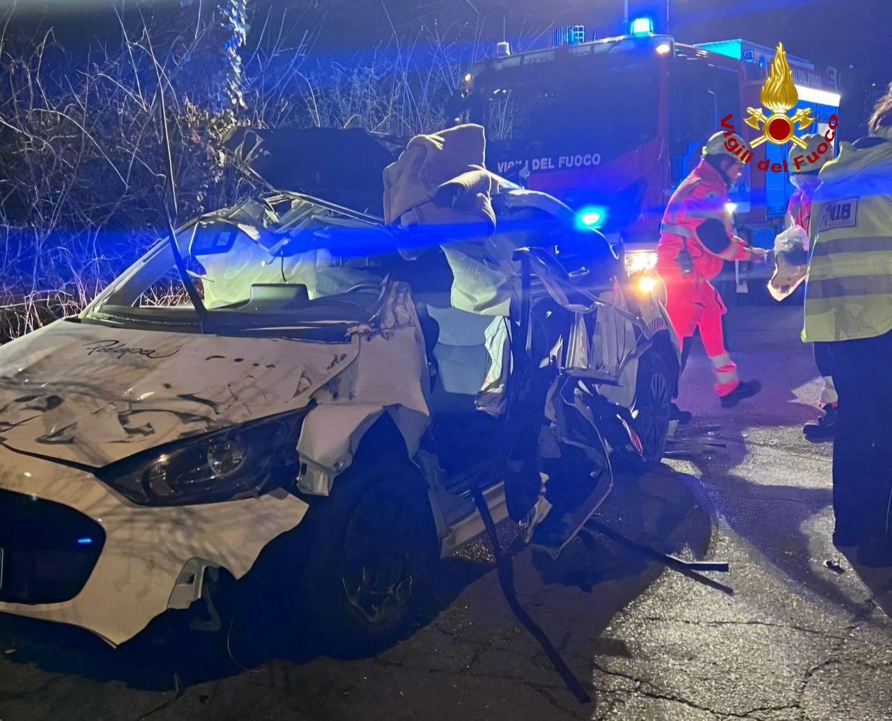 Schianto nella notte a Baragalla: un ferito grave