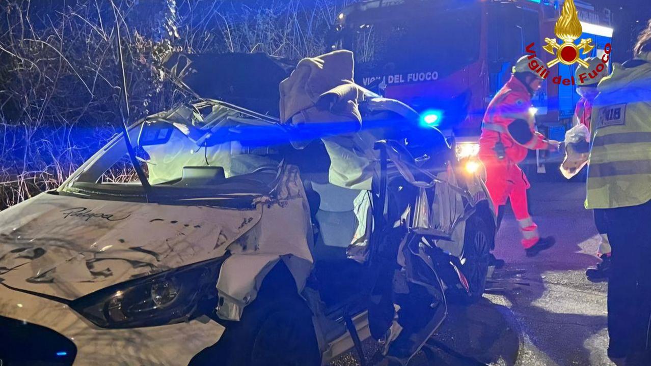 Schianto nella notte a Baragalla: un ferito grave