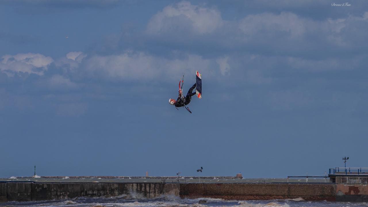 Livorno e il kite surf che sfida la gravità. Grazie a Marc Saylon