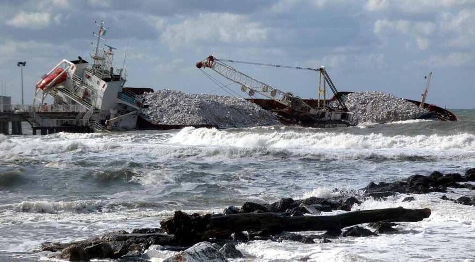 La nave a Marina di Massa (foto Cuffaro)