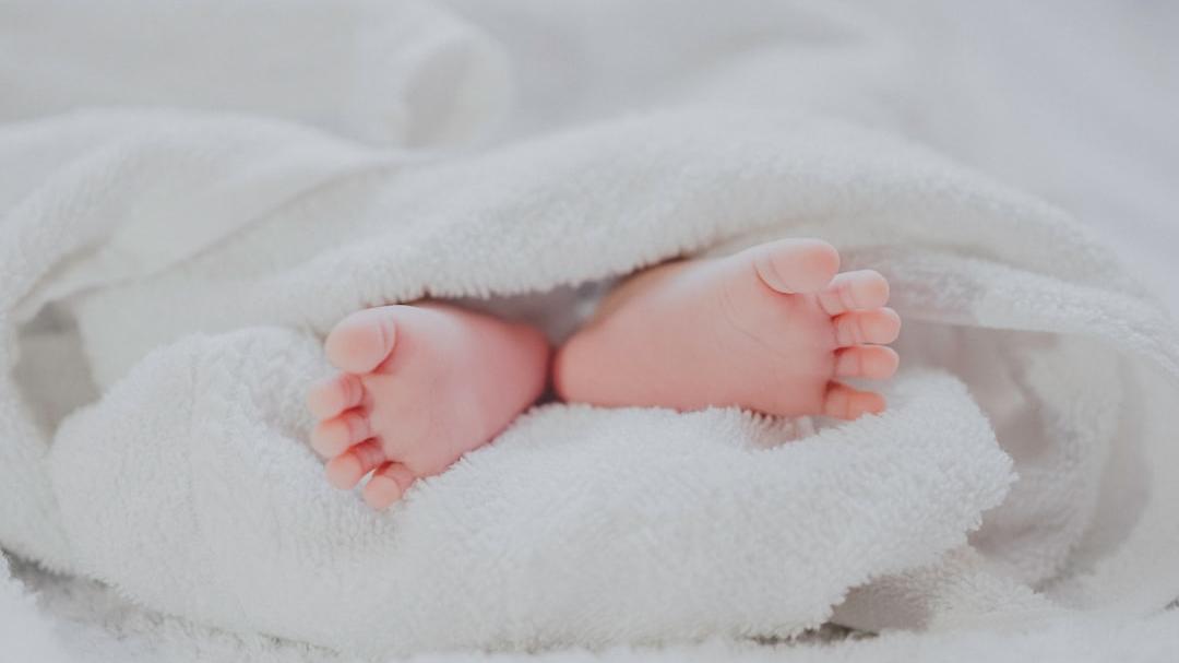 Neonata trasportata in una busta della spesa dal Marocco per essere venduta in Italia