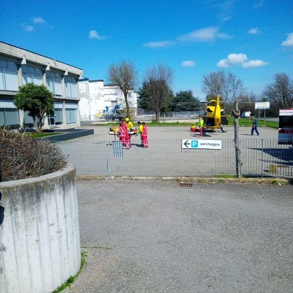 Cade dalla finestra del suo ristorante, ricoverato in Rianimazione