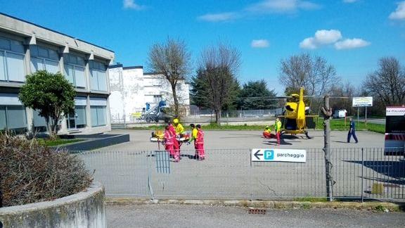 Cade dalla finestra del suo ristorante, ricoverato in Rianimazione