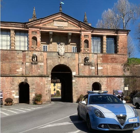 Lucca, cerca di dare fuoco a due auto: denunciato