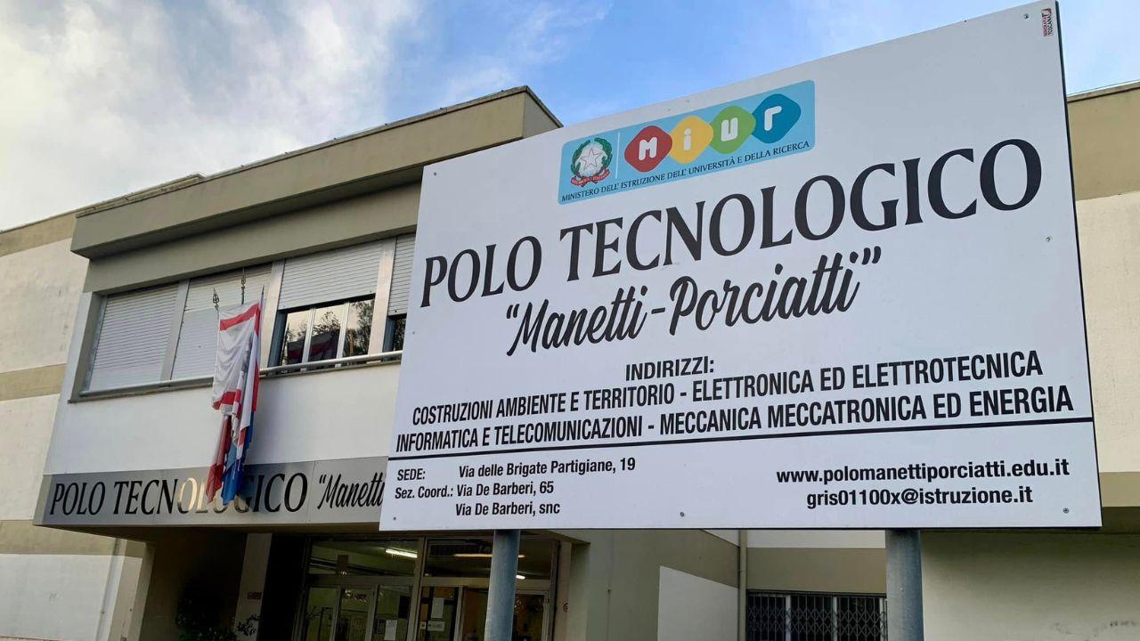 Grosseto, morta in gita a 19 anni: il dolore della scuola. Il preside: «Siamo e resteremo vicini ai genitori»