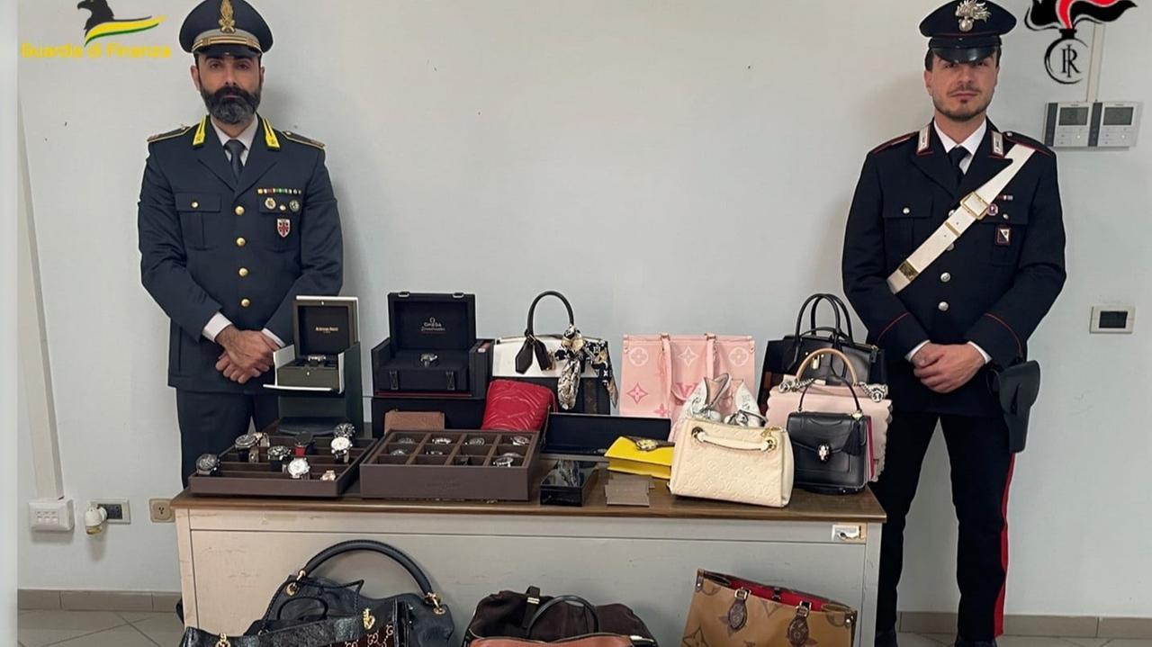 Shopping di lusso con soldi pubblici: marito e moglie arrestati per truffa aggravata e turbativa d’asta