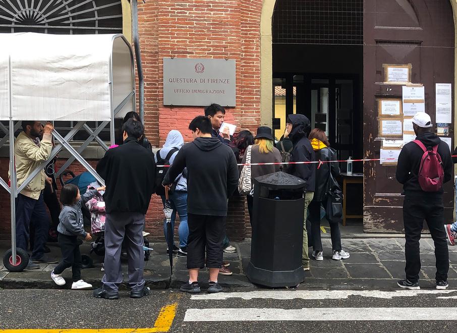 Firenze, false pratiche per gli immigrati: condannata ex funzionaria della prefettura