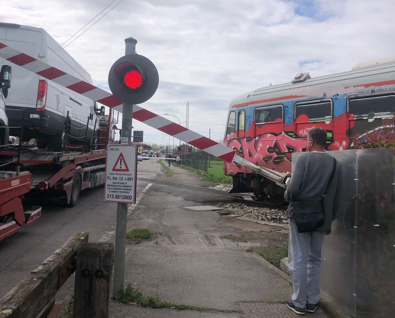 Sorbolo Levante, ancora disagi sulla Cisa: camion incastrato sotto il passaggio a livello
