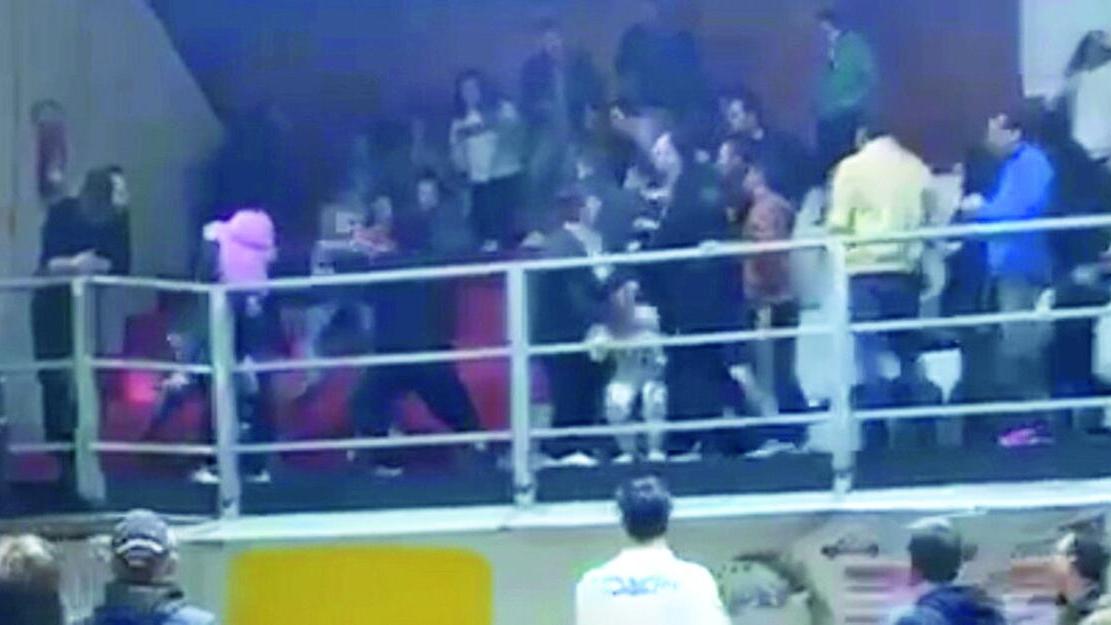 Un momento del parapiglia