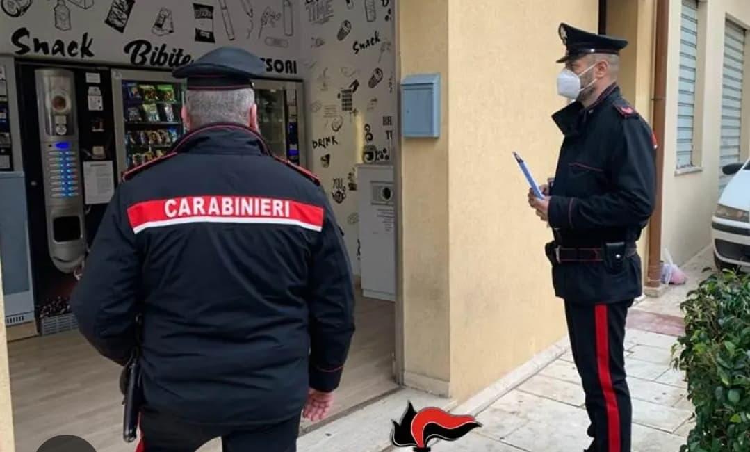 Saccheggiavano distributori di snack e bevande: denunciati