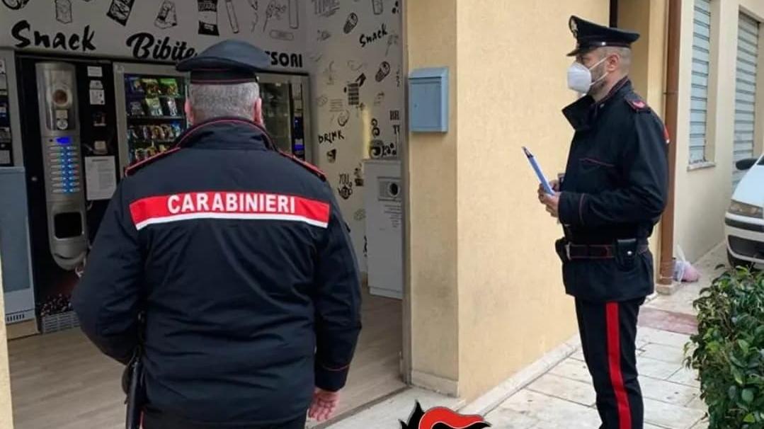 Saccheggiavano distributori di snack e bevande: denunciati