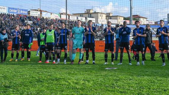 I nerazzurri sotto la curva (foto Stick)