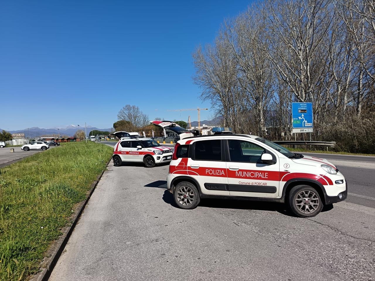 Porcari, automobilista in fuga dal posto di blocco