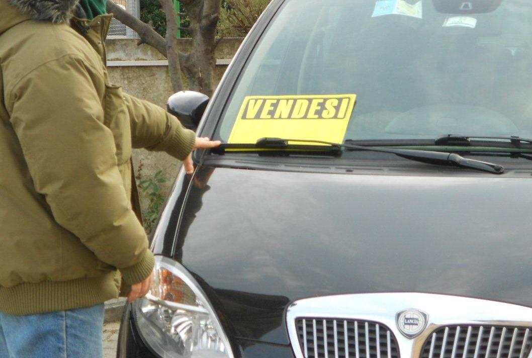 Vendeva auto senza pagarle ai proprietari, ma incassava dai compratori: intermediario arrestato a Reggio Emilia