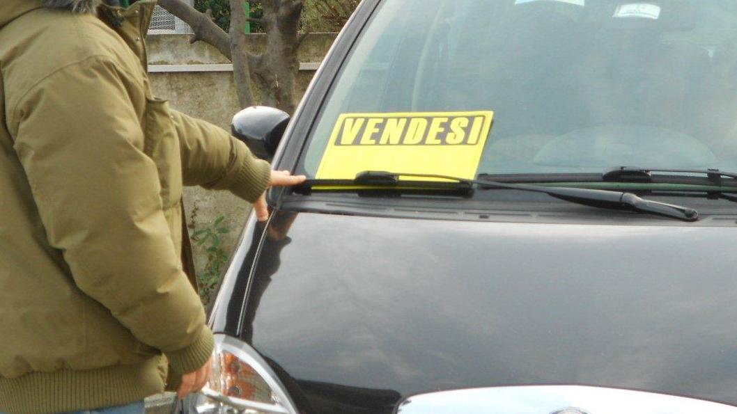 Vendeva auto senza pagarle ai proprietari, ma incassava dai compratori: intermediario arrestato a Reggio Emilia