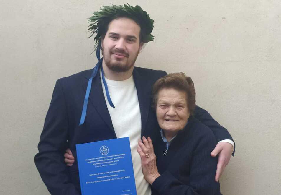
	Lorenzo Tommasuoli insieme a nonna Piera il giorno della laurea

