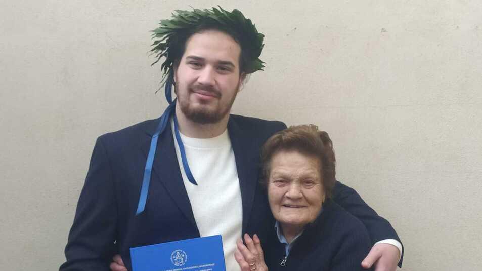 Lorenzo Tommasuoli insieme a nonna Piera il giorno della laurea