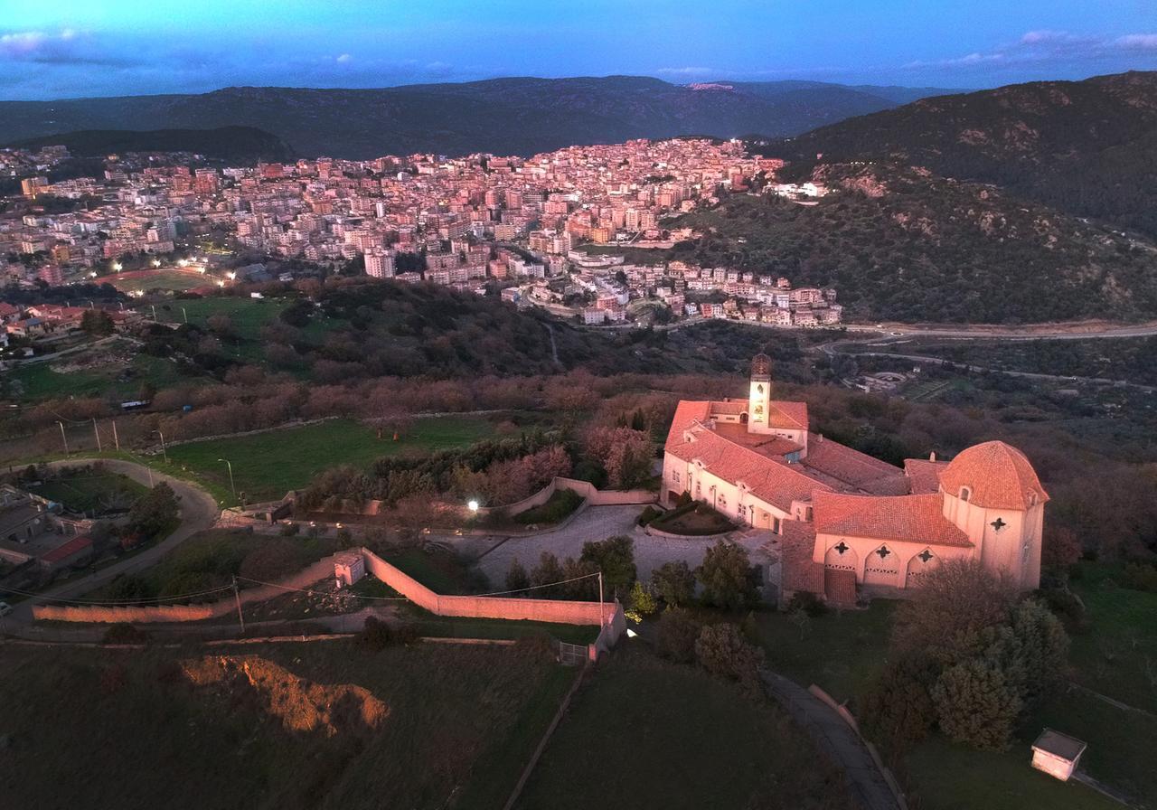 
	Il convento in una bella immagine dall'alto e Nuoro sullo sfondo (foto di Massimo Locci)

