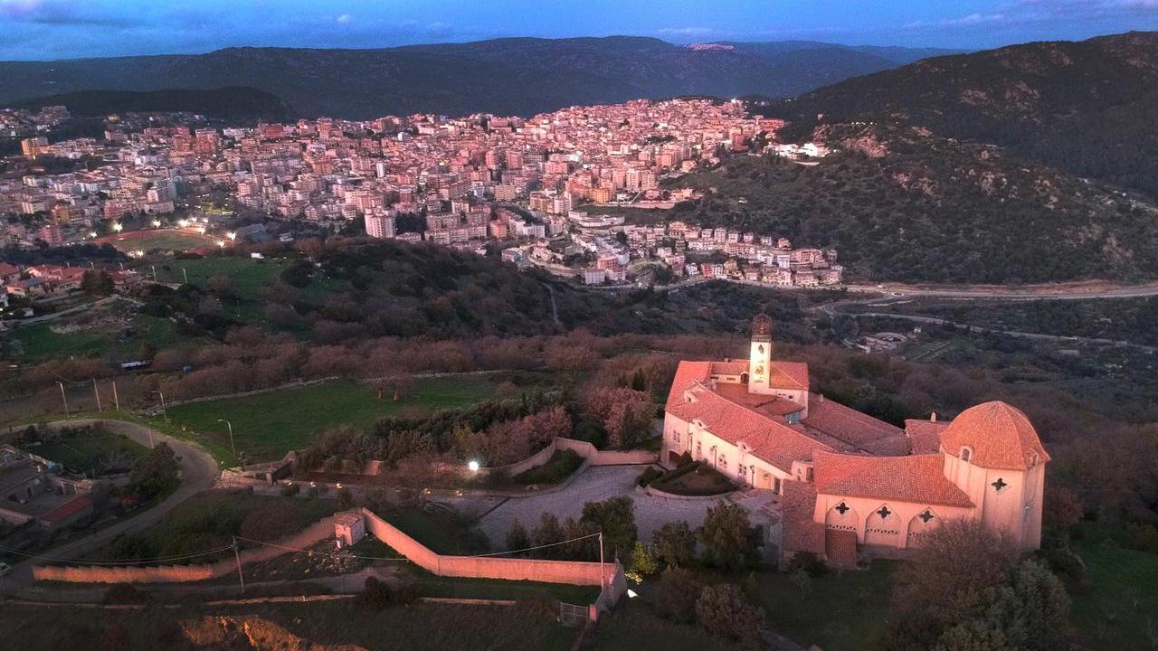 Il convento in una bella immagine dall'alto e Nuoro sullo sfondo (foto di Massimo Locci)