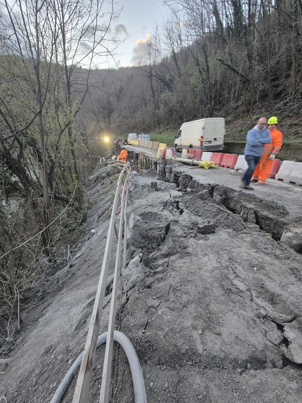 Castelnuovo, frana sulla strada al Molinetto: strada chiusa dalle 20 alle 6