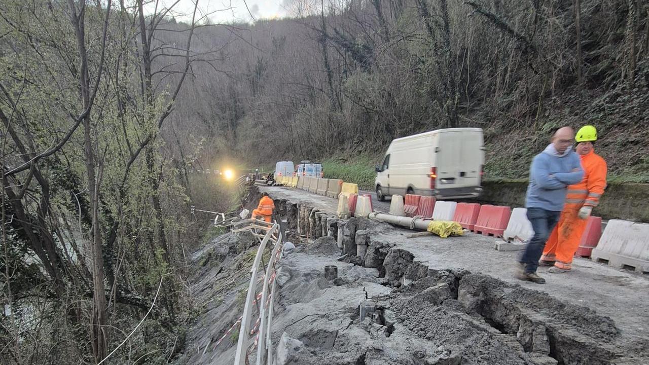 Castelnuovo, frana sulla strada al Molinetto: strada chiusa dalle 20 alle 6