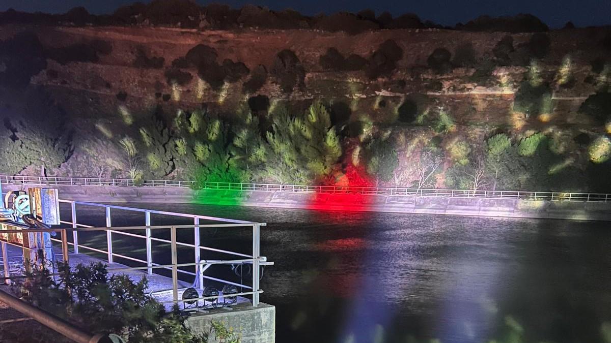 Olmedo, il Monte Baranta illuminato con il tricolore per l’emergenza idrica