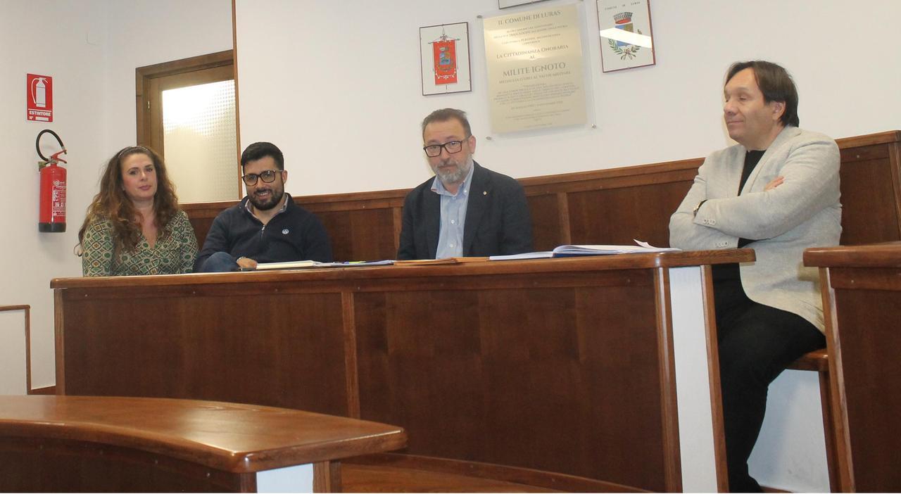 
	Da sinistra: i consiglieri Pittalis&nbsp;e Loriga, il sindaco Azzena e il segretario comunale

