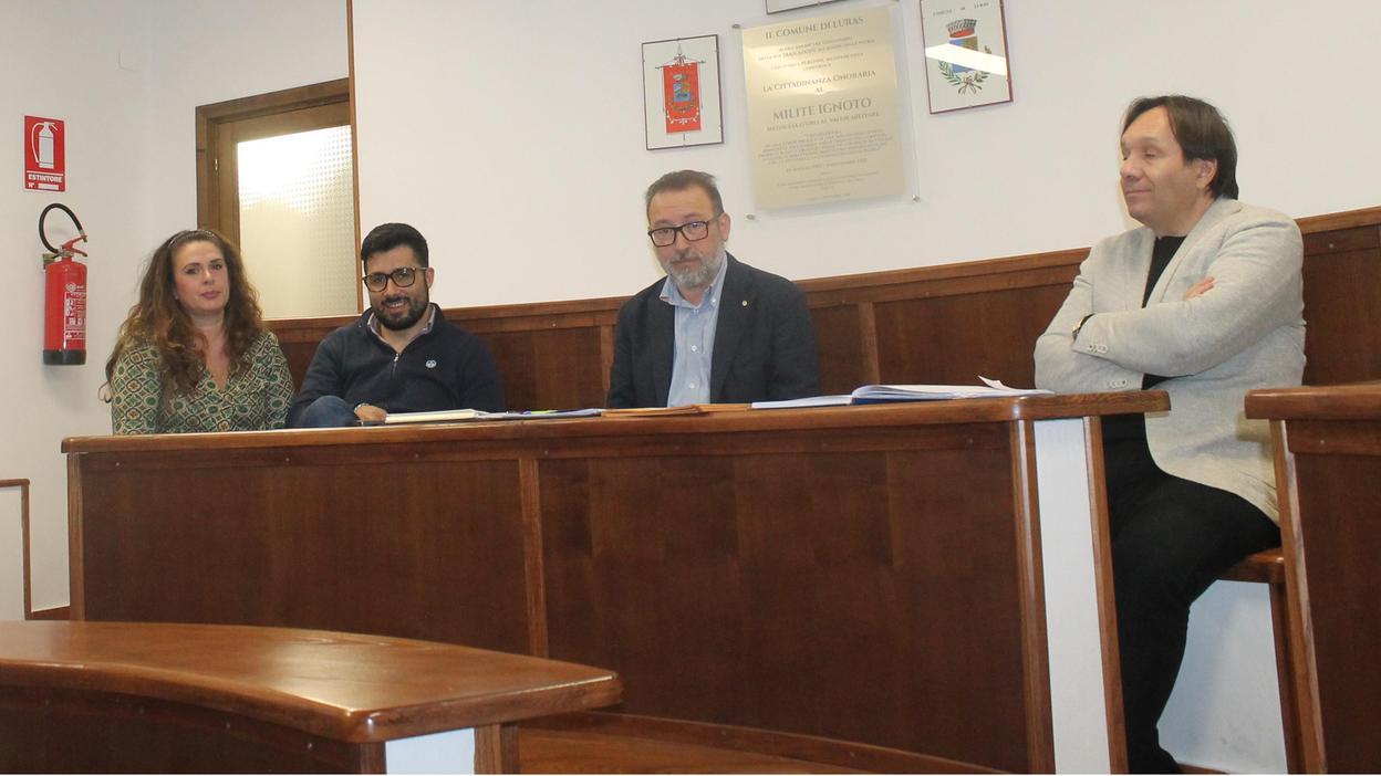 Da sinistra: i consiglieri Pittalis e Loriga, il sindaco Azzena e il segretario comunale