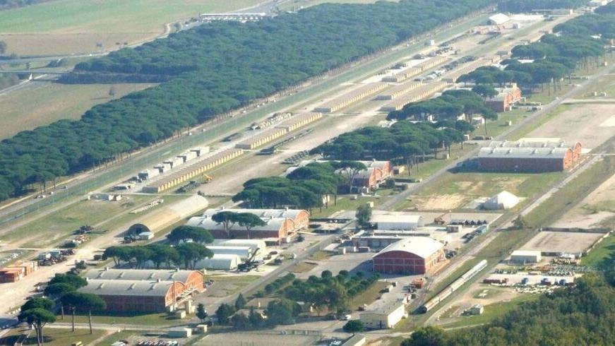 Elon Musk non molla Camp Darby, seconda lettera ai dipendenti: «Dimmi cosa hai fatto o sei licenziato». Il rischio operatività