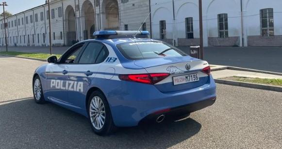 Non trova un alloggio a Modena e tenta di strangolare un poliziotto