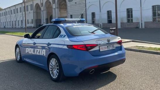 Non trova un alloggio a Modena e tenta di strangolare un poliziotto