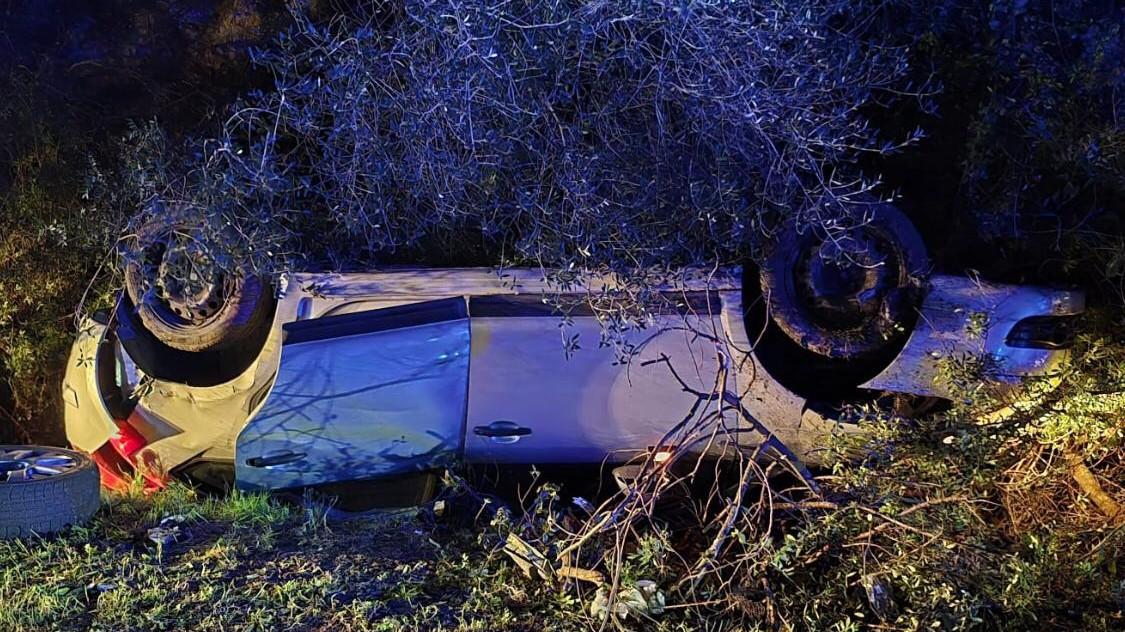 Finisce fuori strada con l’auto, 25enne in ospedale