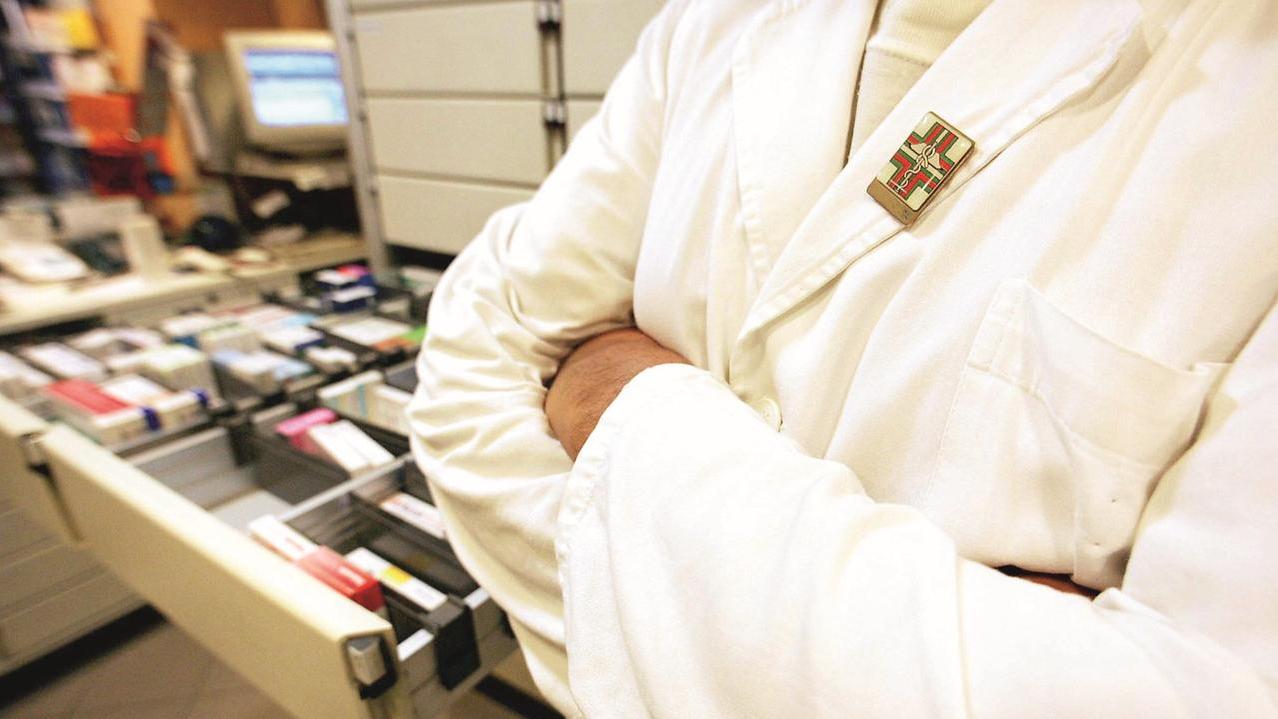 Professioni sanitarie, stipendi da fame e fuga: «Farmacie senza giovani»
