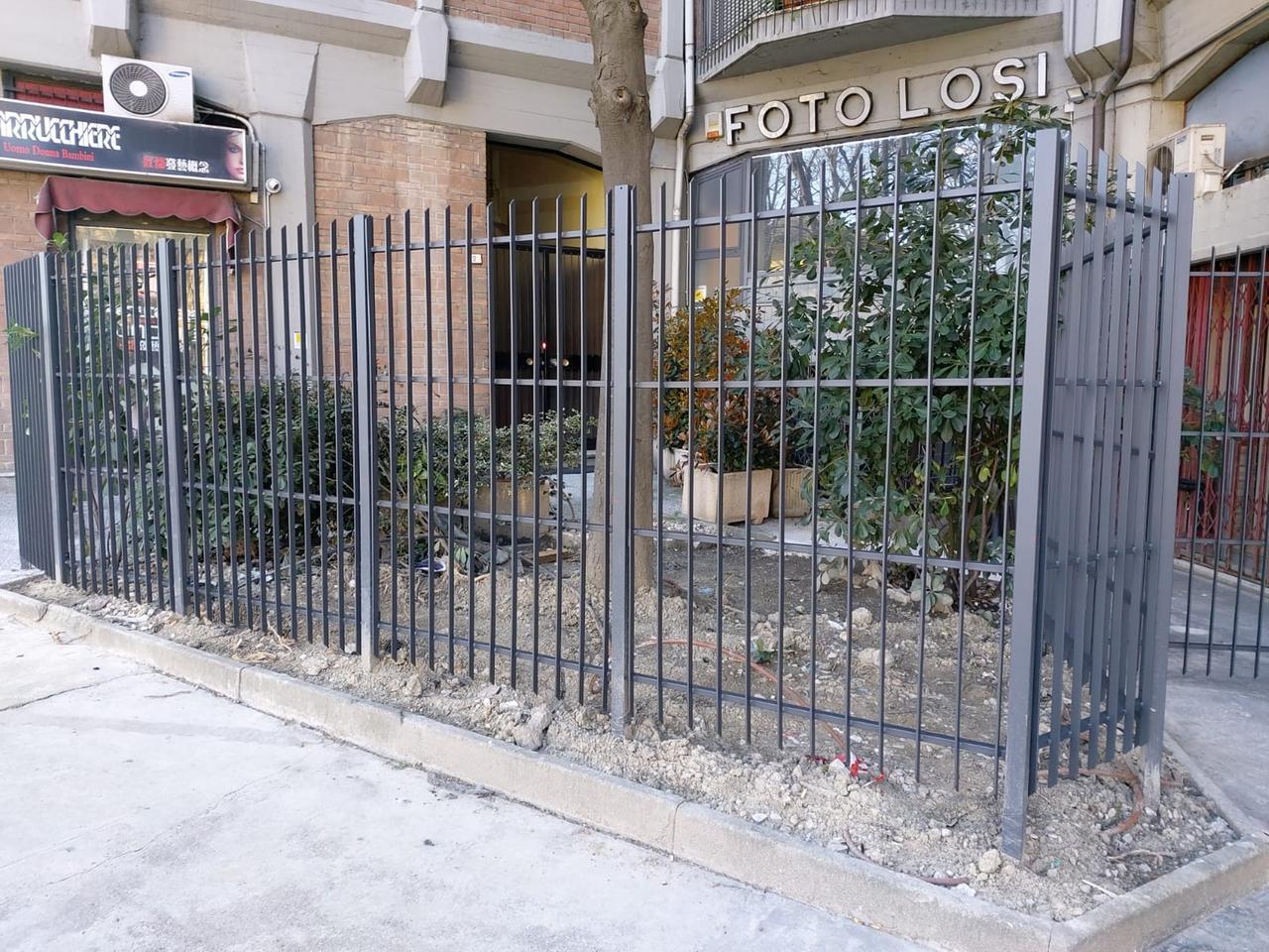 Il condominio di viale IV Novembre si blinda dietro un cancello contro degrado e sbandati