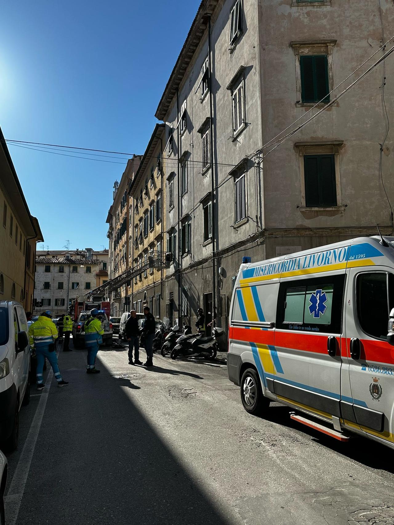 Livorno, incendio in una casa di via della Maddalena: un intossicato