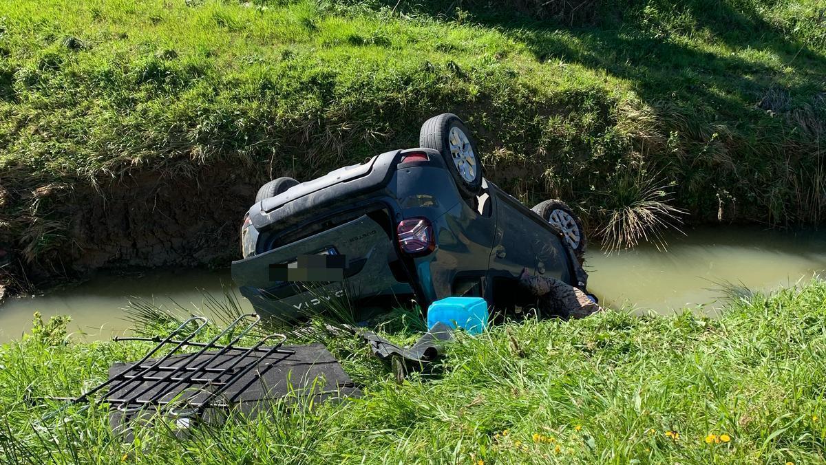 Collesalvetti, perde il controllo dell’auto e finisce nel fosso ribaltandosi